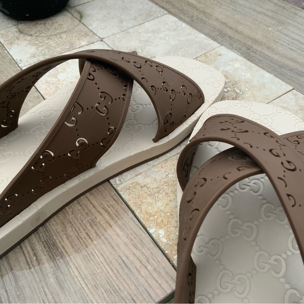 Unisex Beige Gucci Sandals - Picture 10 of 16